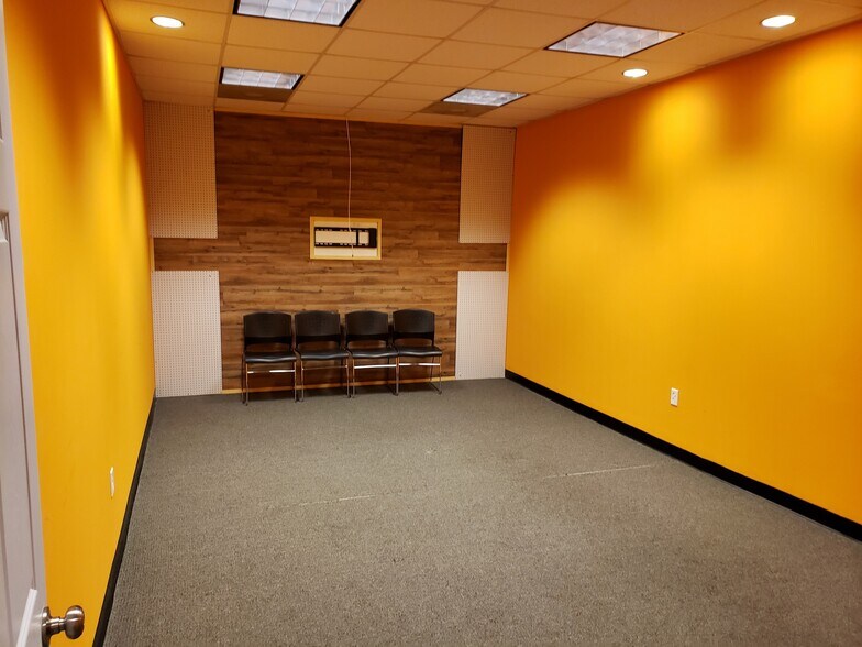 More Photos Of 495 Circle 85 St, College Park Warehouse For Lease