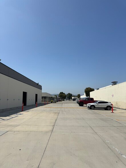 More Photos Of 18420 Hart St, Reseda Warehouse For Lease