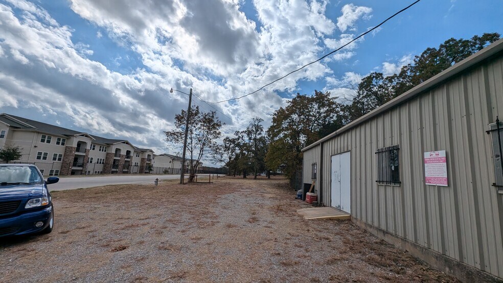 More Photos Of 4109 N Parkdale Ln, Denison Flex For Lease