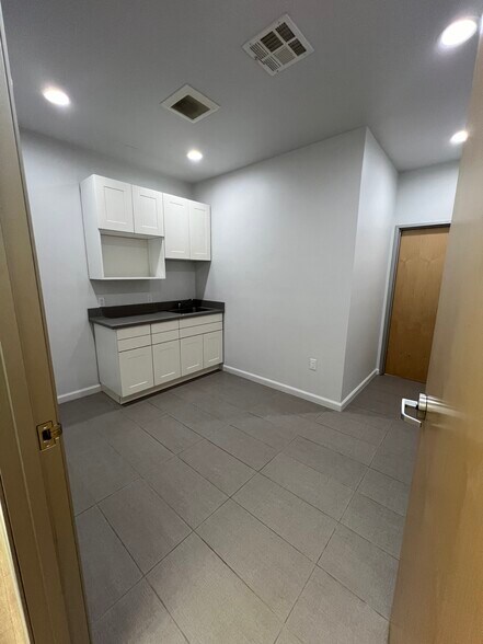 More Photos Of 9016 Fullbright Ave, Chatsworth Warehouse For Lease