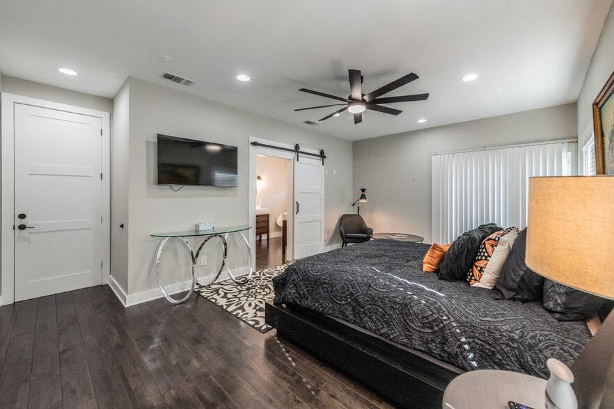 More Photos Of 630 S Walters, San Antonio Freestanding For Sale