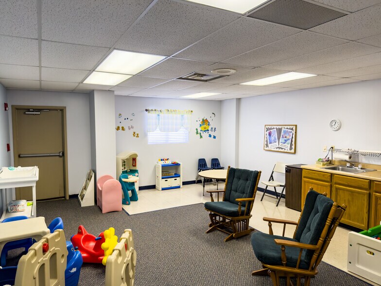 More Photos Of 634 Main St, Forest Park Flex For Sale