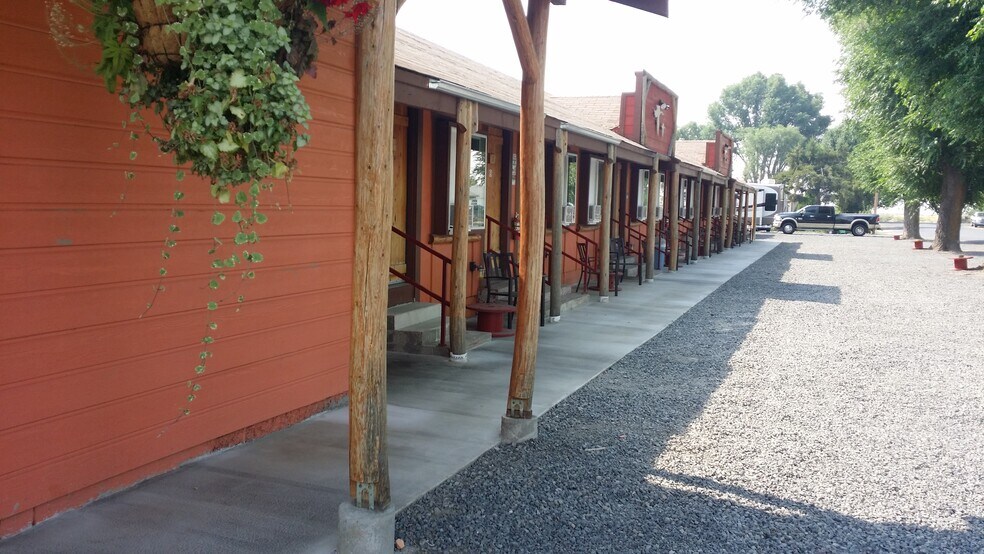 More Photos Of 105 E Court Dr, Merrill Hotel For Sale