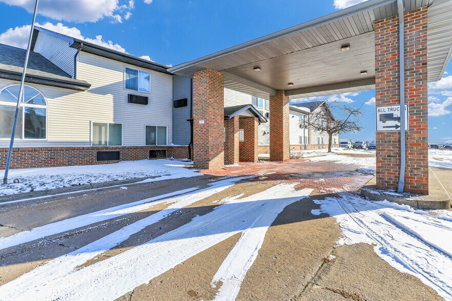 More Photos Of 630 W Main St, El Paso Hotel For Sale