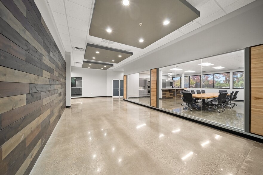 More Photos Of 210 SE 34th St, Bentonville Office For Sale