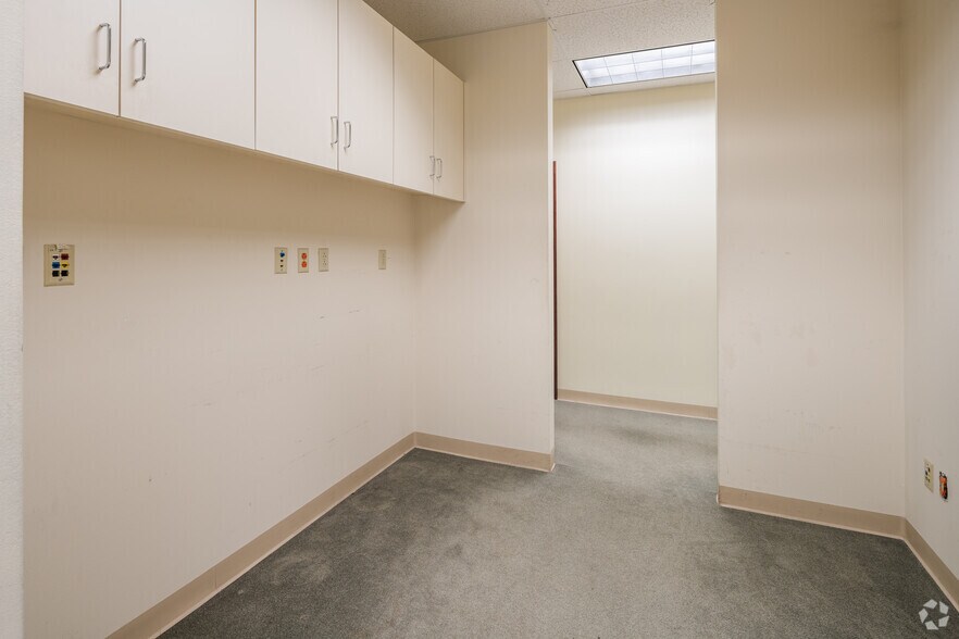 More Photos Of 3890 N Illinois St, Swansea Medical For Lease