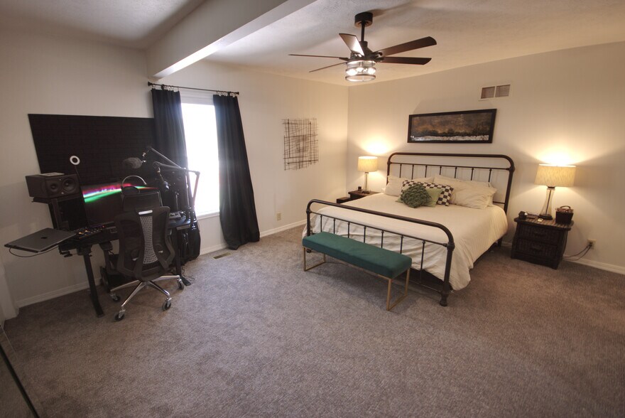 More Photos Of 114 E 5th St, Wahoo Bar For Sale