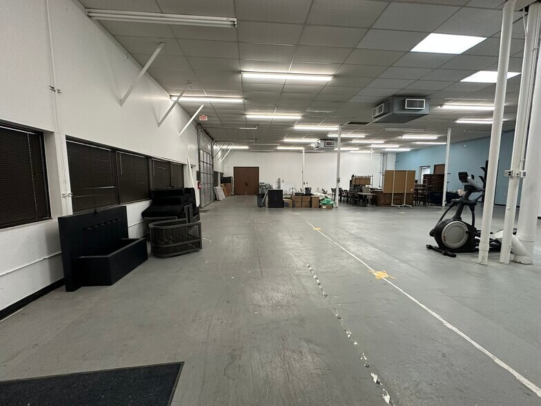 More Photos Of 10595 Westoffice Dr, Houston Light Distribution For Sale