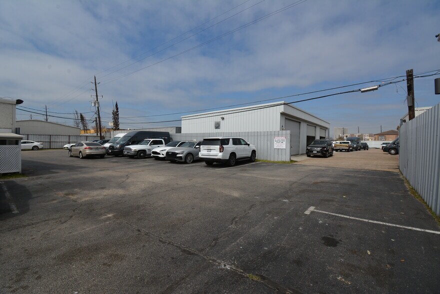 More Photos Of 5610-5613 Southwest Fwy, Houston Flex For Lease