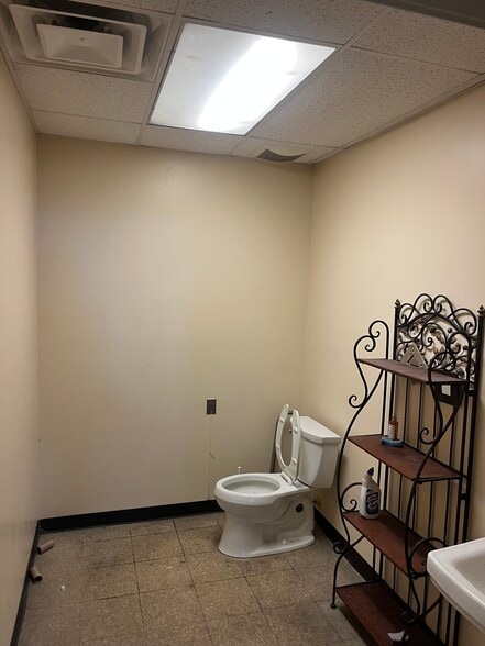 More Photos Of 8 Van Tassell Ct, Norwalk Flex For Lease