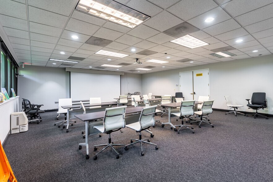 More Photos Of 3066 Mercer University Dr, Chamblee Office For Sale