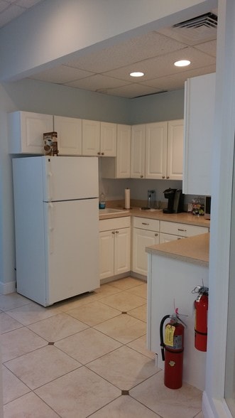 More Photos Of 1935 Commerce Ln, Jupiter Office For Lease