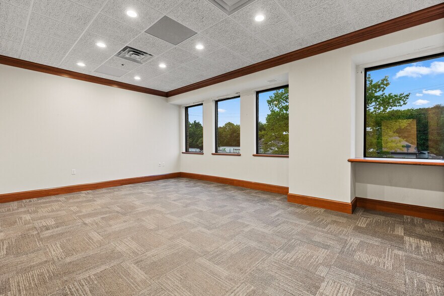 More Photos Of 32 Spruce St, Oakland Flex For Lease