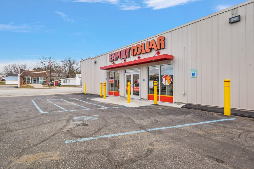 More Photos Of 326 E Main St, Edmore Freestanding For Sale