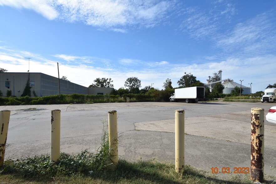 More Photos Of 956 N Broadway St, Greenville Distribution For Sale