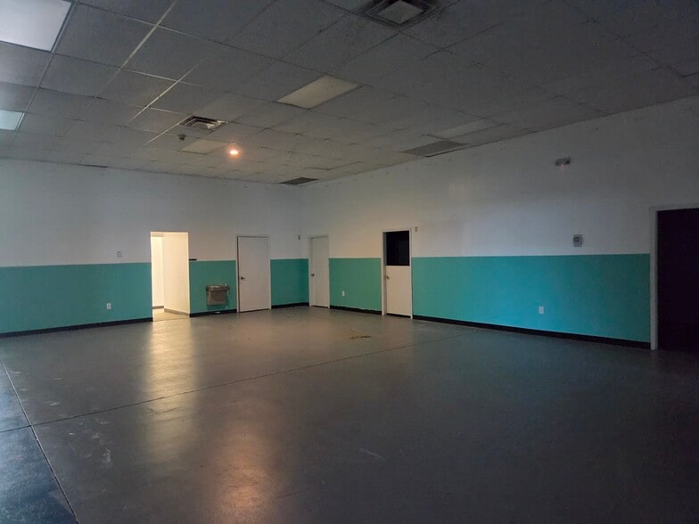 More Photos Of 111 Center Dr, Brunswick Freestanding For Lease