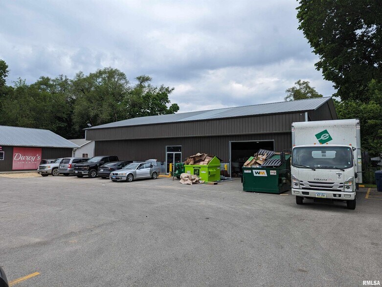 More Photos Of 2527 W Farmington Rd, West Peoria Showroom For Lease