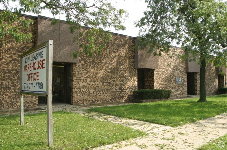 More Photos Of 8101-8149 N Austin Ave, Morton Grove Flex For Lease