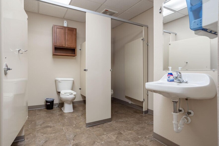 More Photos Of 2000 Burdick Expy E, Minot Office For Sale