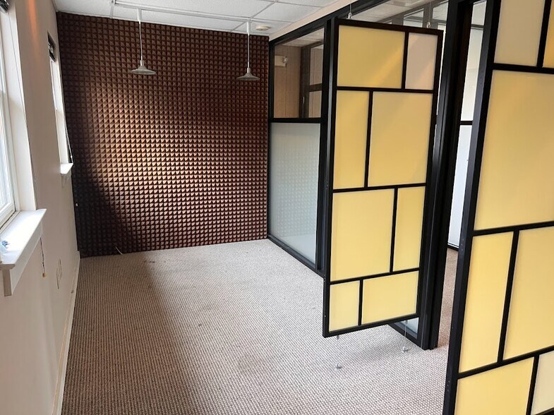 More Photos Of 211 W Matthews St, Matthews Office For Sale