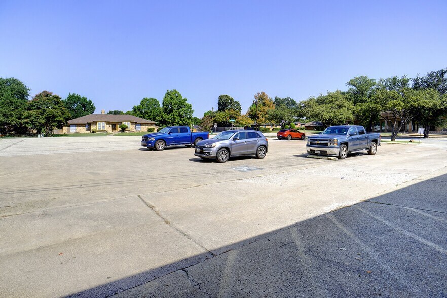 More Photos Of 401 W Centerville Rd, Garland Office For Sale