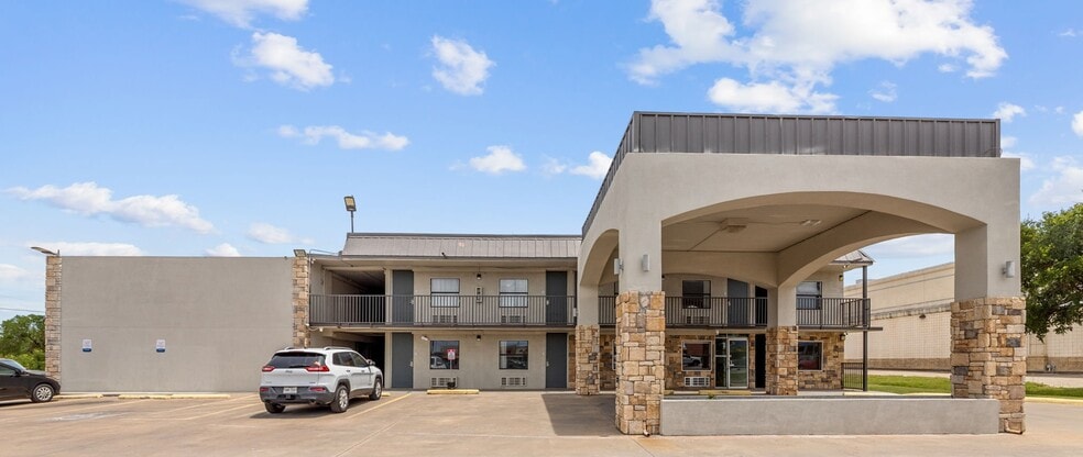 More Photos Of 108 FM 1821, Mineral Wells Hotel For Sale