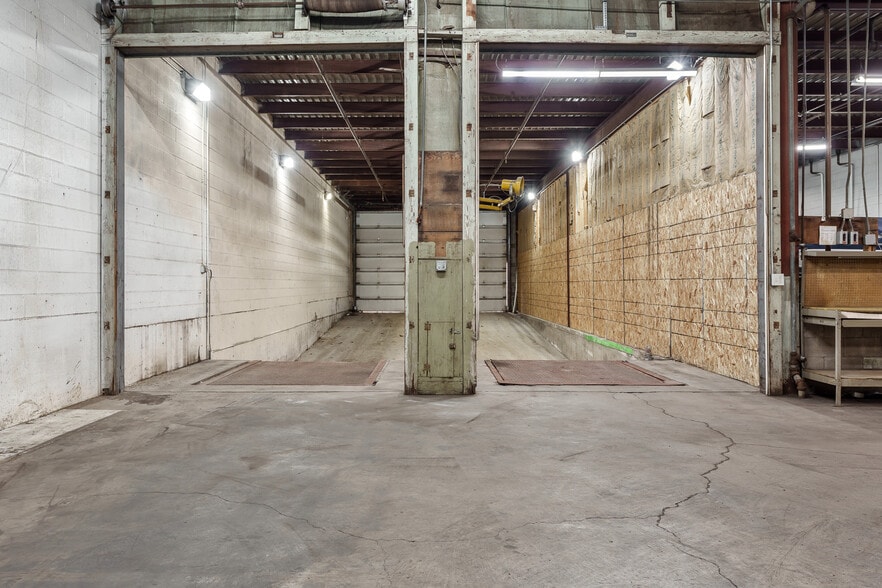 More Photos Of 3944 Auburn St, Rockford Warehouse For Lease