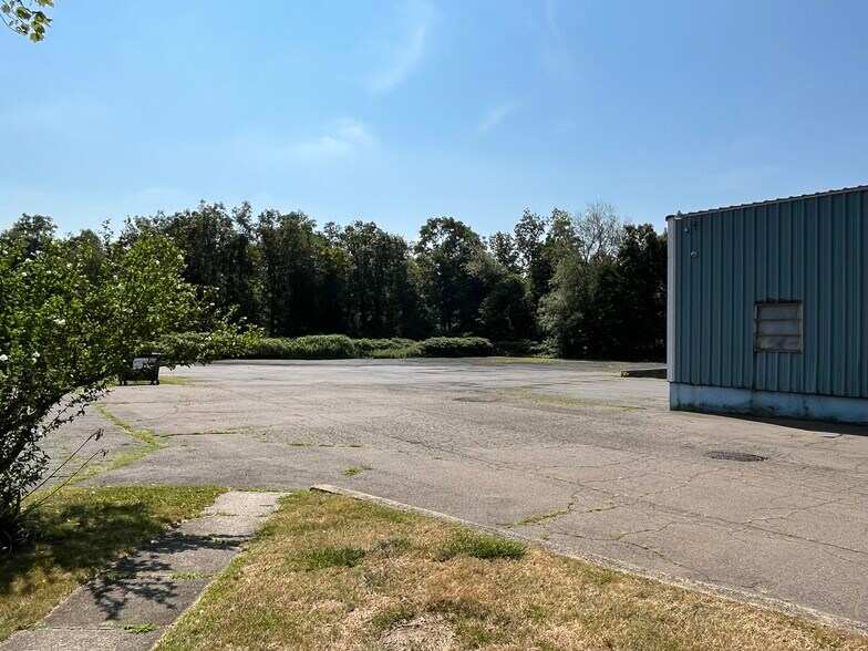More Photos Of 644 Amity Rd, Bethany Industrial For Lease