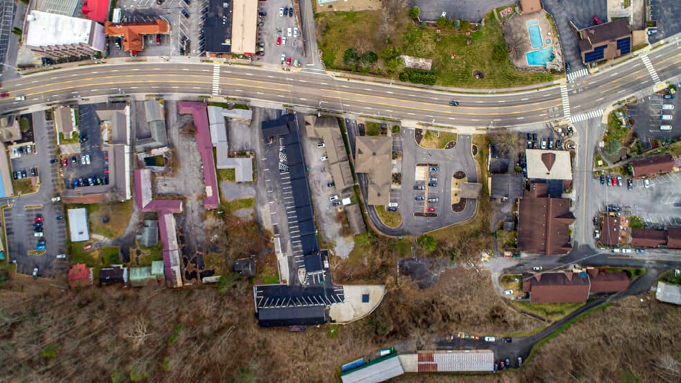 More Photos Of 402 E Parkway, Gatlinburg Apartments For Sale