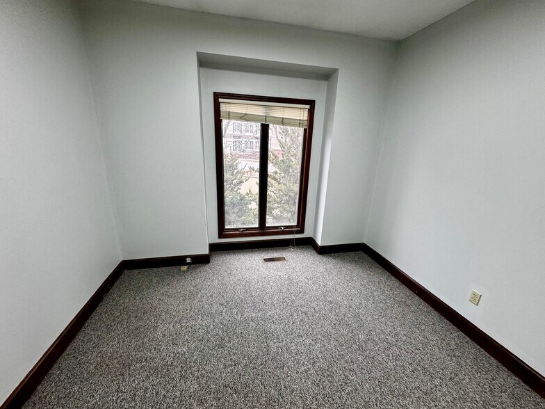 More Photos Of 6800 W 107th St, Overland Park Office For Sale
