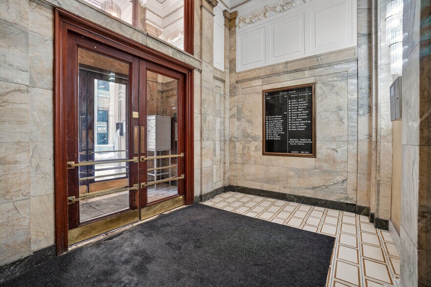 More Photos Of 84 Rue Notre-Dame O, Montréal Office For Lease