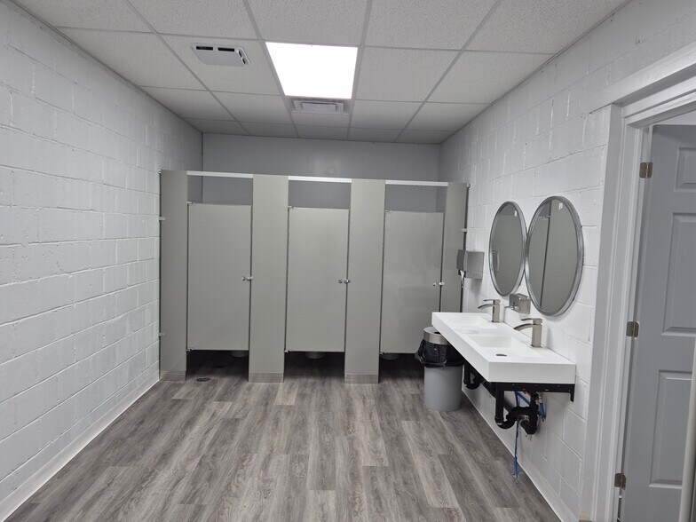 More Photos Of 260 Centre St, Petrolia Warehouse For Lease