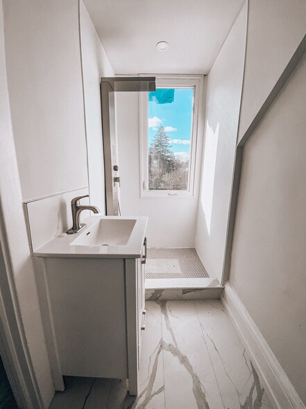 More Photos Of 2722 Yonge St, Toronto General Retail For Sale