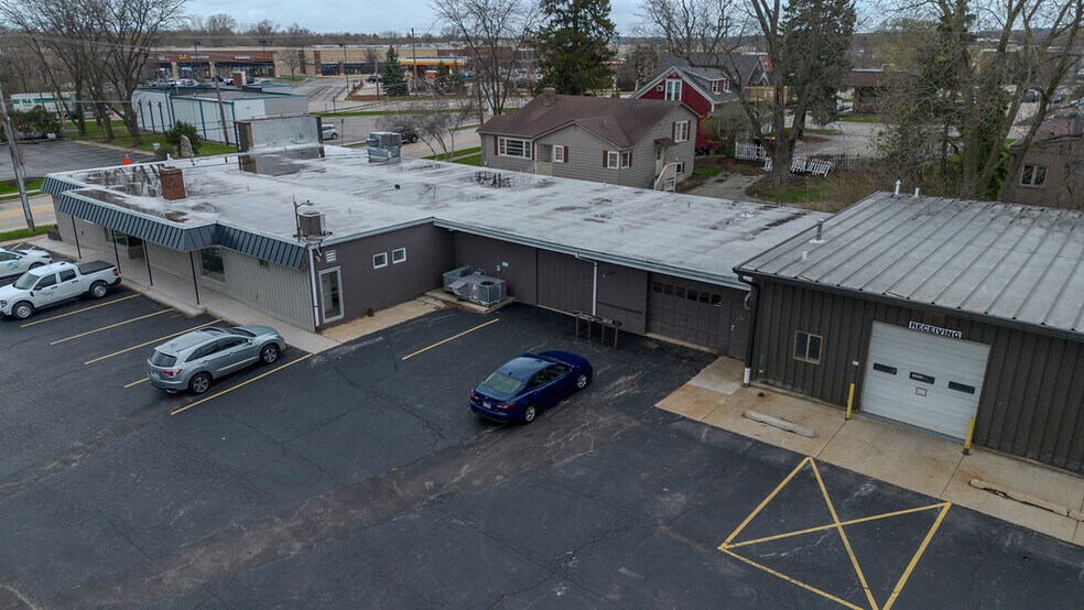 More Photos Of 670 E Calhoun St, Woodstock Flex For Lease