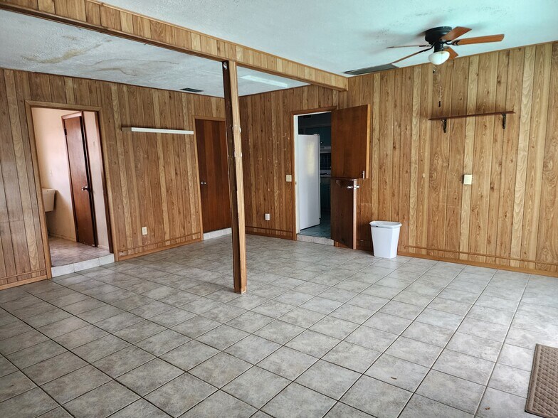 More Photos Of 2455 Bee Ridge Rd, Sarasota Office For Sale