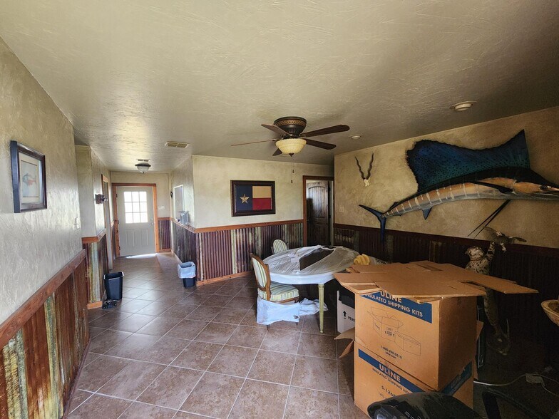 More Photos Of 2620 E Corral Ave, Kingsville Warehouse For Lease