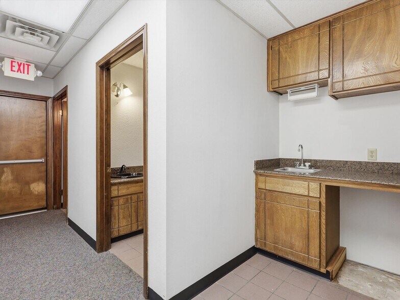 More Photos Of 1006 N Bowen Rd, Arlington Office For Lease