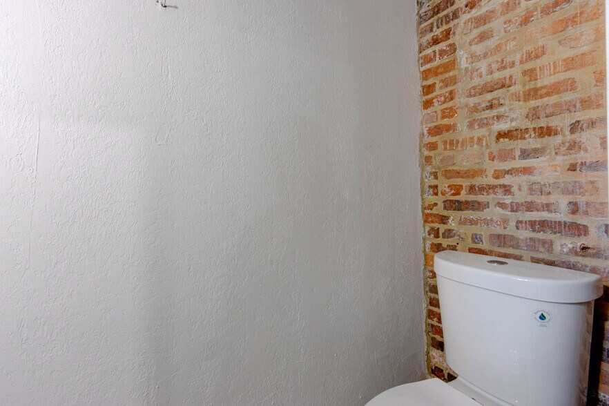 More Photos Of 833 N Howard St, Baltimore Storefront Retail Office For Lease