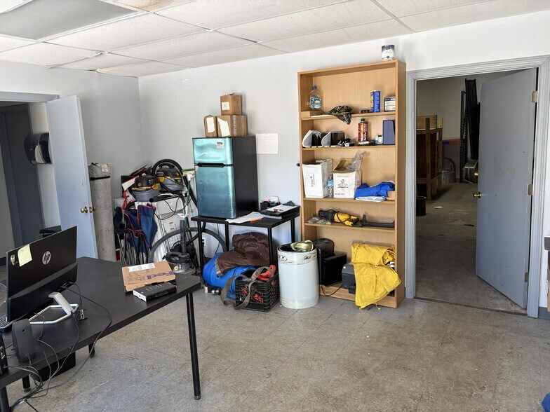 More Photos Of 1000 E Industrial Park Dr, Manchester Service For Lease