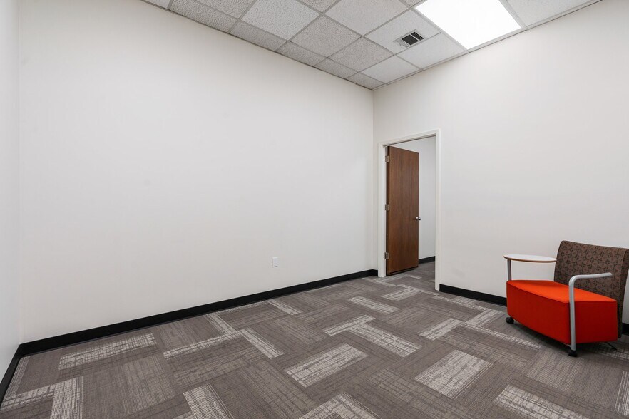 More Photos Of 702 N Thompson St, Conroe Office For Lease