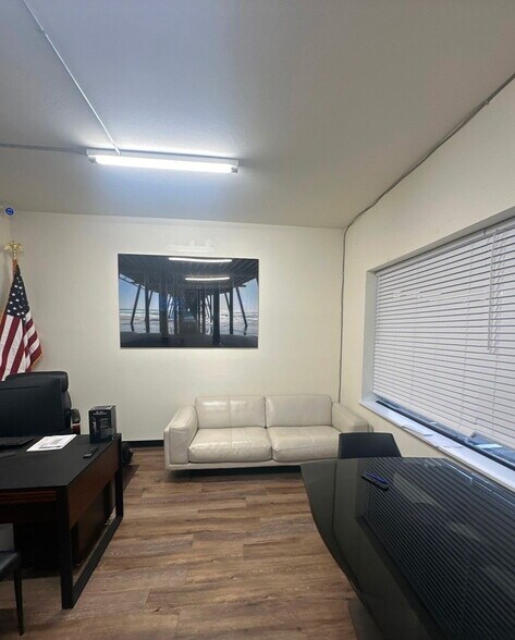 More Photos Of 9511 N Nebraska Ave, Tampa Light Distribution For Sale