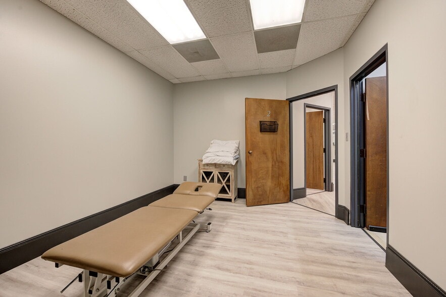 More Photos Of 1212 S Air Depot Blvd, Oklahoma City Office For Sale