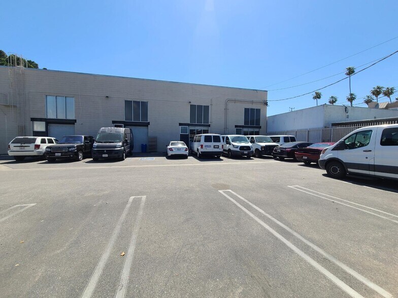 More Photos Of 14539-14547 Erwin St, Van Nuys Loft Creative Space For Lease