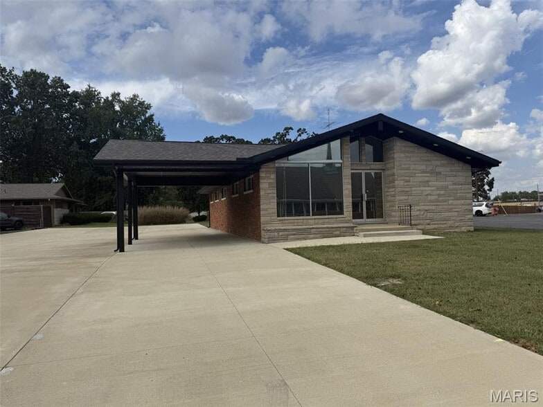 Primary Photo Of 1011 N 8th St, Vandalia Office For Sale