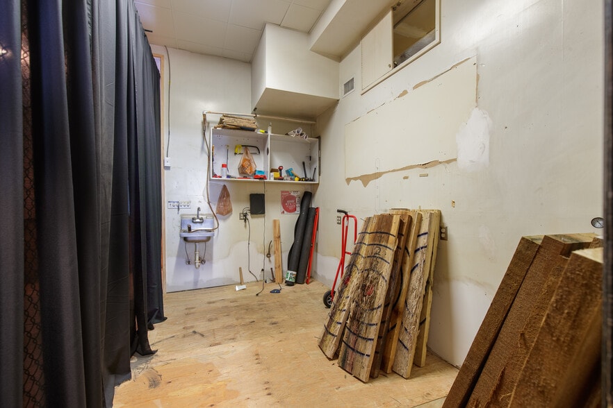More Photos Of 128-130 N Ashley St, Valdosta General Retail For Sale