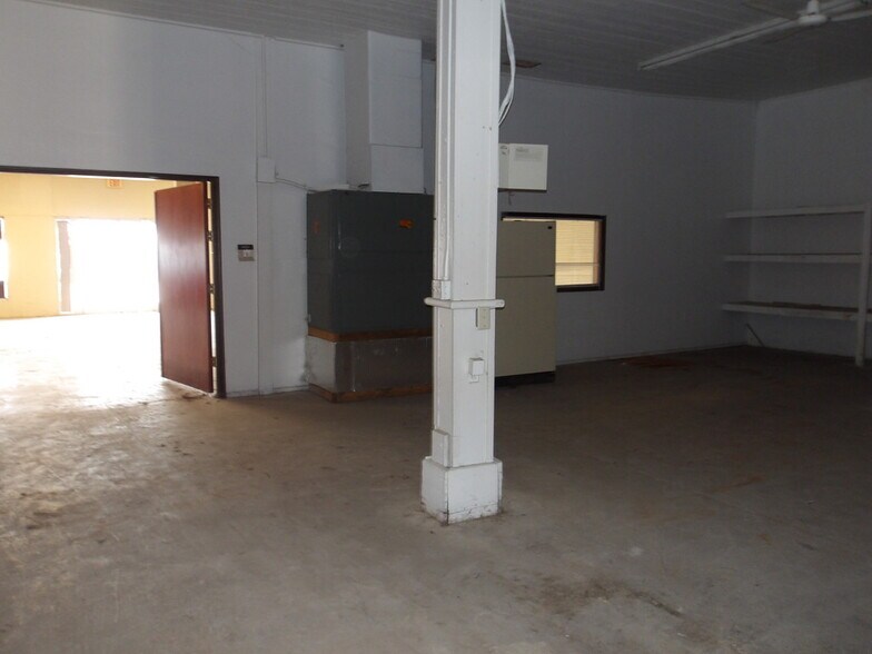 More Photos Of 618 W Van Buren Ave, Harlingen Light Distribution For Sale