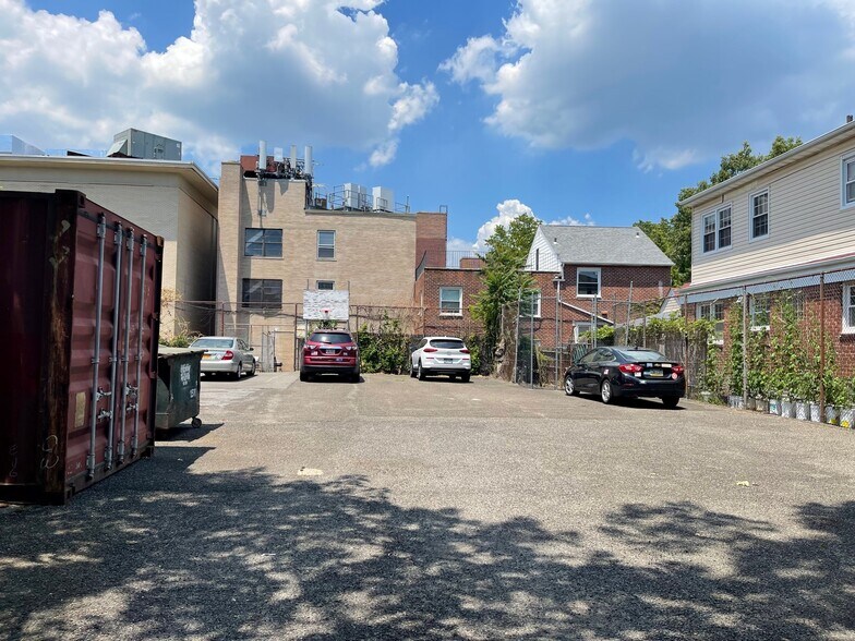 More Photos Of 25414 Union Tpke, Glen Oaks Specialty For Sale