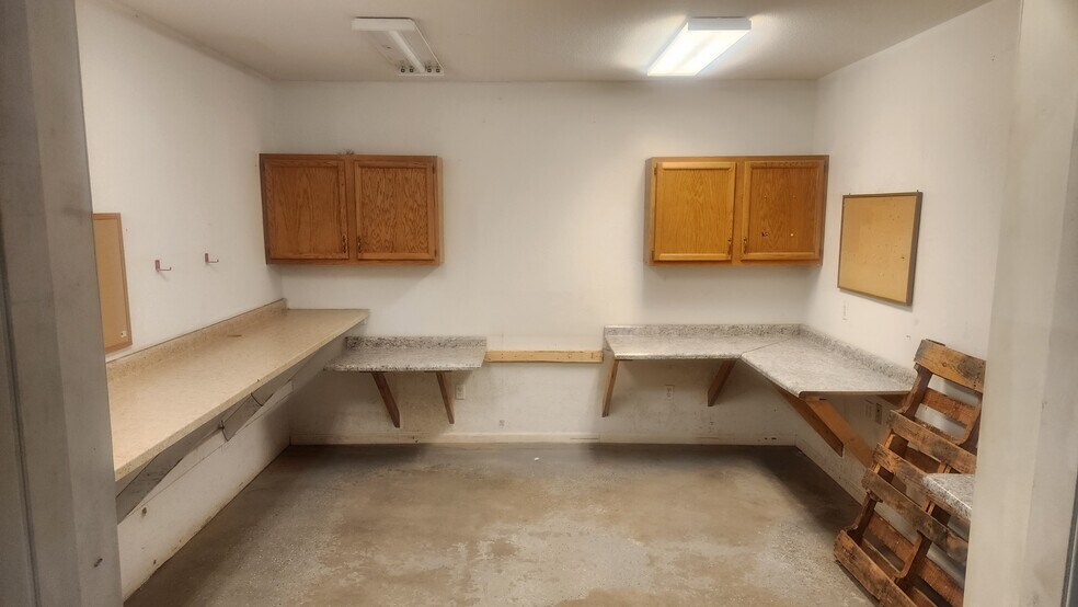 More Photos Of 4401 16th Ave W, Williston Warehouse For Lease