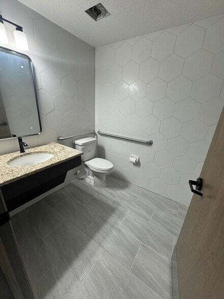 More Photos Of 301 Frontage Rd, Clermont Medical For Lease