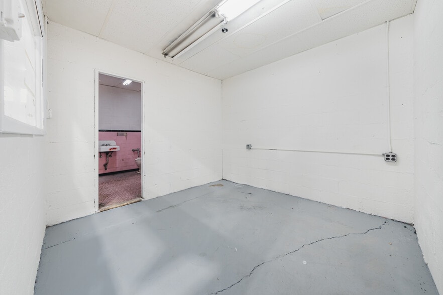 More Photos Of 555 Johnson Ave, Brooklyn Unknown For Lease